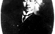 他，1906年片断译述了《共产党宣言》的内容，著文介绍马克思主义——献身革命的朱执信