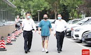 以韧如蒲苇的劲头一追到底