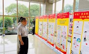 学校纪委举办检举控告知识漫画展