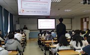 学校党委常委、纪委书记洪梅为国教学院2023级学生讲授“全面从严治党”思政课