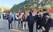 学校纪委举办检举控告漫画展